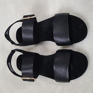 MUNRO Cleo minimalist buckle sandals